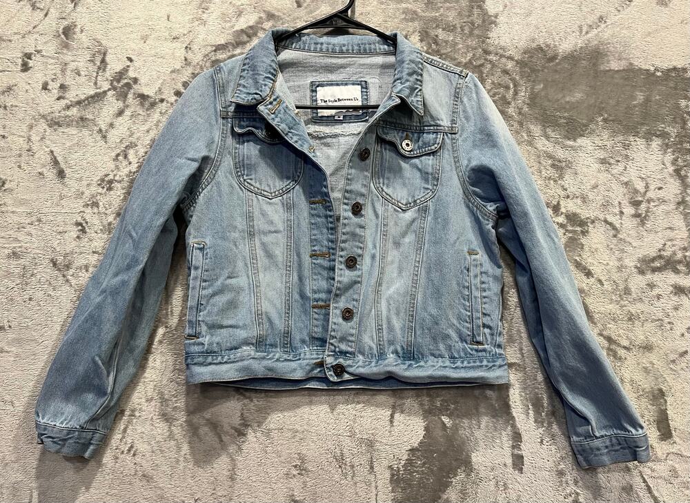 Women’s Denim Jacket Size Medium Light Wash Blue Jean Classic Trucker Silhouette